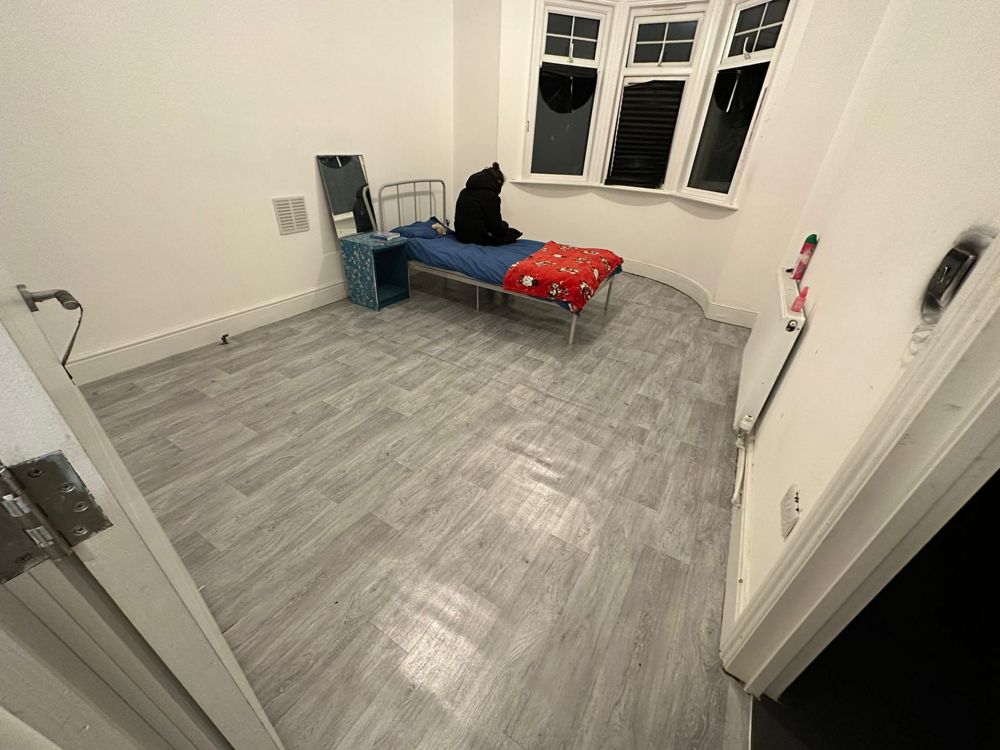 Après : chambre débarrassée et assainie