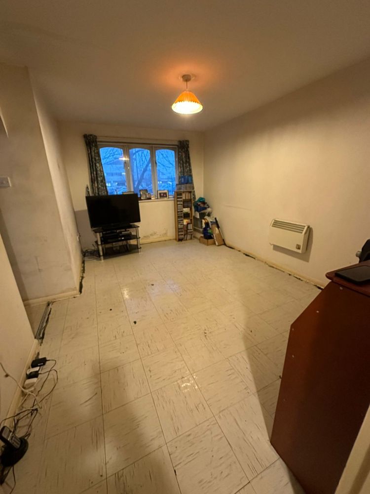 Après : salon débarrassé, sol et murs propres