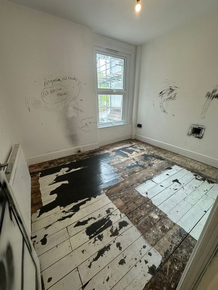 Après : chambre vide, murs et sol remis en état