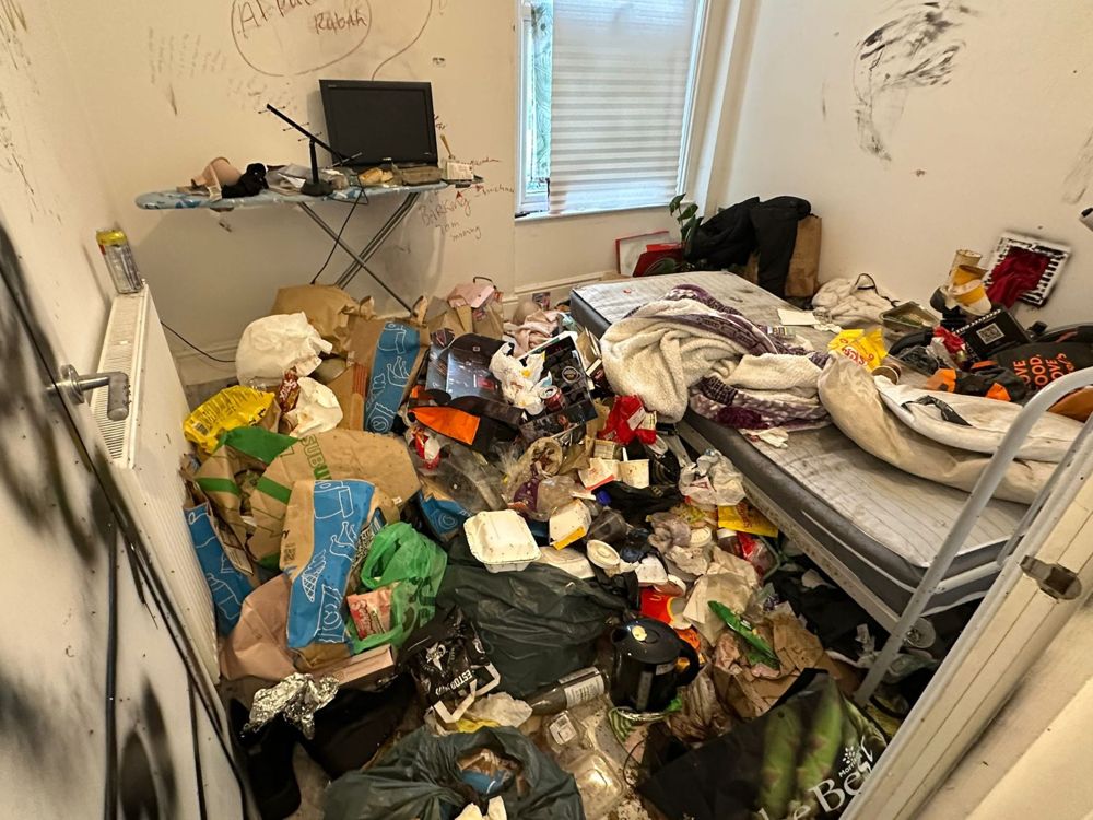 Avant : chambre dégradée avec inscriptions sur les murs et sol abîmé